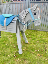 Lade das Bild in den Galerie-Viewer, Stoffsattel Sattel speziell für Holzpferde