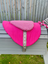 Lade das Bild in den Galerie-Viewer, Stoffsattel Sattel speziell für Holzpferde