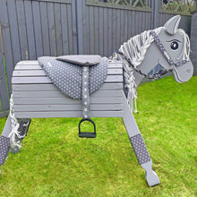 Lade das Bild in den Galerie-Viewer, Holzpferd grau mittel 90 cm Stockmaß