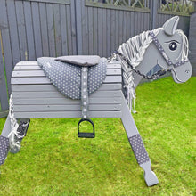 Lade das Bild in den Galerie-Viewer, Holzpferd grau klein 80 cm Stockmaß