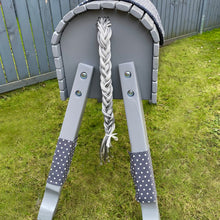 Lade das Bild in den Galerie-Viewer, Holzpferd grau groß 100 cm Stockmaß