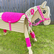 Lade das Bild in den Galerie-Viewer, 5tlg. Turnier Set Satteldecke, Halfter, Gamaschen, Turnierschleife