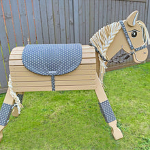 Lade das Bild in den Galerie-Viewer, Holzpferd beige groß 100 cm Stockmaß