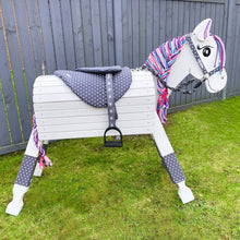 Lade das Bild in den Galerie-Viewer, Herbstangebot Komplett Set Holzpferd 80cm + Zubehör zzgl. Versand