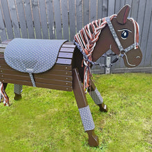 Lade das Bild in den Galerie-Viewer, Holzpferd dunkelbraun mittel 90 cm Stockmaß