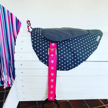 Lade das Bild in den Galerie-Viewer, Holzpferd Sattel Stoffsattel Steigbügel