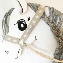 Lade das Bild in den Galerie-Viewer, Halfter Zügel Zaumzeug Holzpferd beige