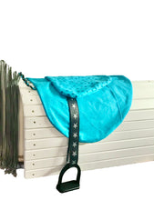 Lade das Bild in den Galerie-Viewer, Stoffsattel Sattel speziell für Holzpferde