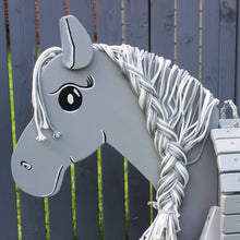 Lade das Bild in den Galerie-Viewer, Holzpferd grau klein 80 cm Stockmaß