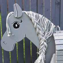 Lade das Bild in den Galerie-Viewer, Holzpferd grau mittel 90 cm Stockmaß