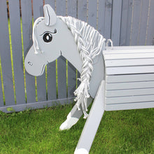 Lade das Bild in den Galerie-Viewer, Holzpferd grau mittel 90 cm Stockmaß