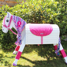 Lade das Bild in den Galerie-Viewer, 5tlg. Turnier Set Satteldecke, Halfter, Gamaschen, Turnierschleife