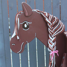 Lade das Bild in den Galerie-Viewer, NEU!!! Holzpferd rotbraun Fuchs mittel 90 cm Stockmaß