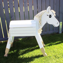 Lade das Bild in den Galerie-Viewer, Holzpferd weiß groß 100 cm Stockmaß