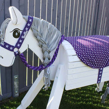 Lade das Bild in den Galerie-Viewer, Holzpferd Satteldecke Halfter Zügel Zaumzeug Schabracke