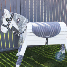 Lade das Bild in den Galerie-Viewer, 5tlg. Turnier Set Satteldecke, Halfter, Gamaschen, Turnierschleife