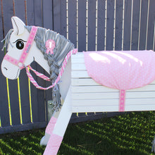 Lade das Bild in den Galerie-Viewer, 5tlg. Turnier Set Satteldecke, Halfter, Gamaschen, Turnierschleife