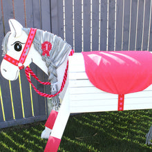 Lade das Bild in den Galerie-Viewer, 5tlg. Turnier Set Satteldecke, Halfter, Gamaschen, Turnierschleife