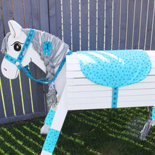 Lade das Bild in den Galerie-Viewer, 5tlg. Turnier Set Satteldecke, Halfter, Gamaschen, Turnierschleife