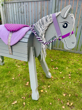 Lade das Bild in den Galerie-Viewer, Stoffsattel Sattel speziell für Holzpferde
