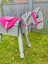 Lade das Bild in den Galerie-Viewer, Stoffsattel Sattel speziell für Holzpferde
