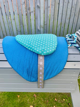 Lade das Bild in den Galerie-Viewer, Stoffsattel Sattel speziell für Holzpferde
