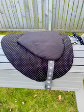 Lade das Bild in den Galerie-Viewer, Stoffsattel Sattel speziell für Holzpferde
