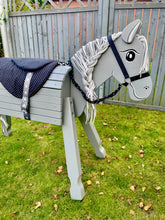 Lade das Bild in den Galerie-Viewer, Stoffsattel Sattel speziell für Holzpferde

