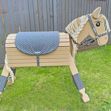 Lade das Bild in den Galerie-Viewer, Holzpferd beige klein 80 cm Stockmaß
